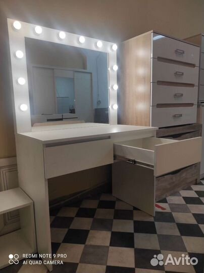Столик макияжный с зеркалом лампами