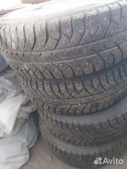 Bridgestone Blizzak Spike-02 SUV 215/65 R16