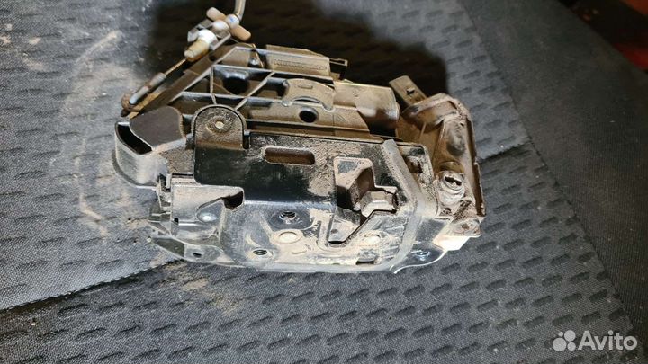 Замок двери задний правый skoda fabia 2