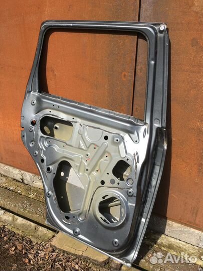 Дверь левая задняя Outlander