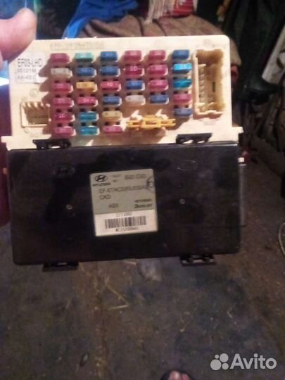 Блок предохранителей подпанельный Хендай соната 4
