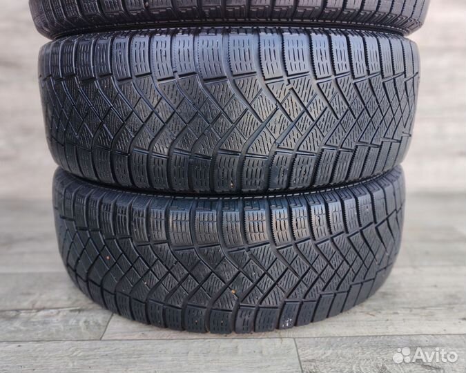 Pirelli Ice Zero FR 215/65 R17