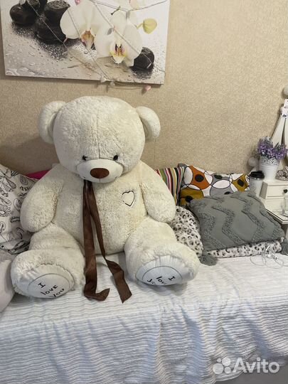 Большой плюшевый медведь