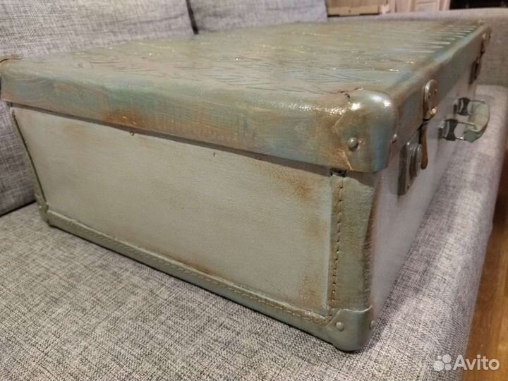 Чемодан декоративный