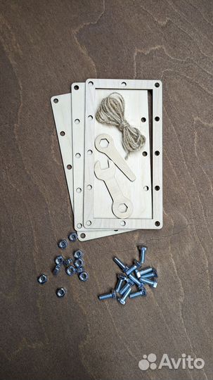 Деревянный конверт-открытка для денег на болтах