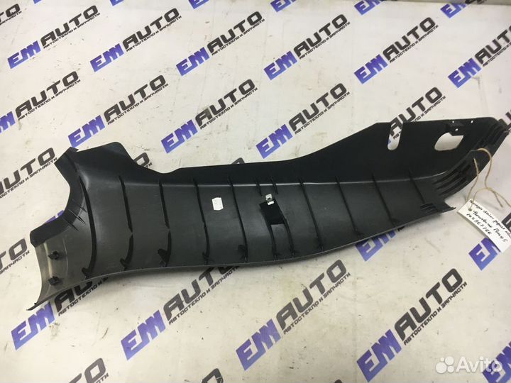 Накладка стойки задней правой Фольксваген Гольф 5