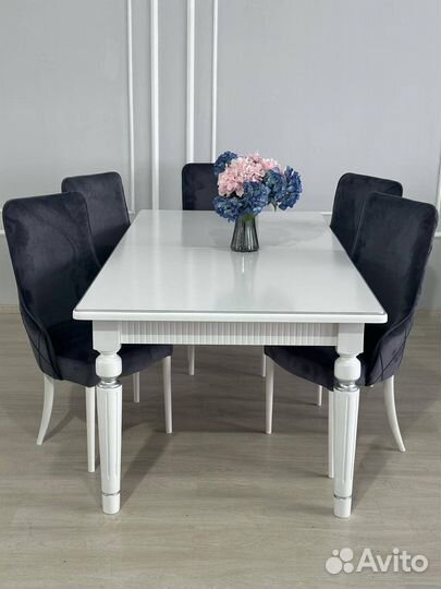 Стол и стулья