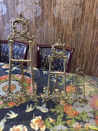 Подставка для тарелки,и картины