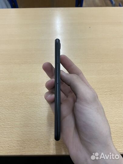 iPhone SE, 64 ГБ