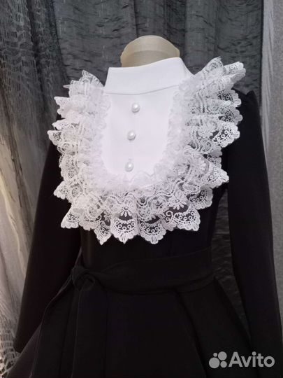 Школьное платье с жабо