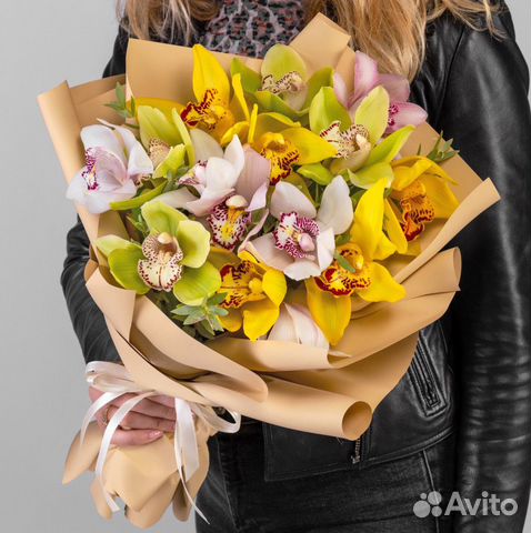 Букет из 21 микс Орхидей в матовой бумаге с зелень
