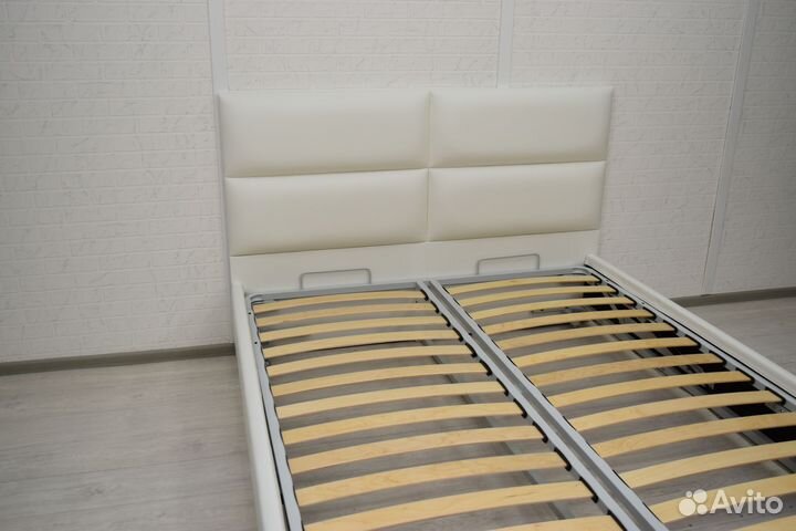 Кровать с подъемным механизмом