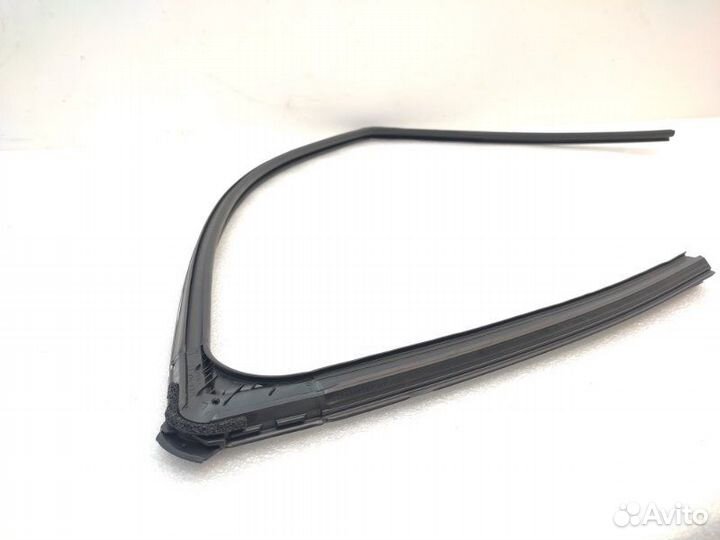 Уплотнитель стекла двери передний левый Mitsubishi