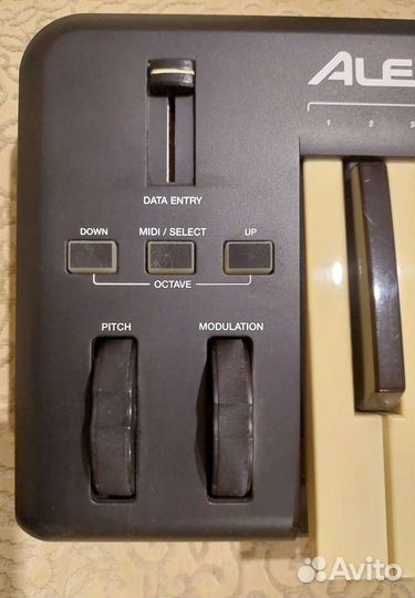 Полноразмерная миди-клавиатура