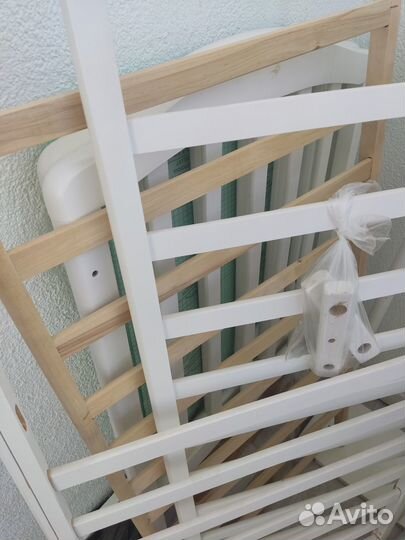 Детская кроватка с маятником