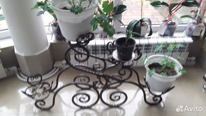 Подставка для цветов напольная металлическая