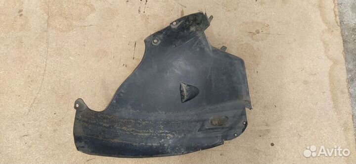 Подкрылок передний правый Mercedes W211