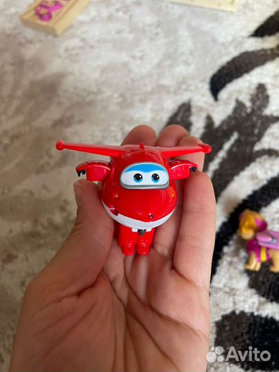 Герой мультфильма Супер Крылья Джет (Jet)