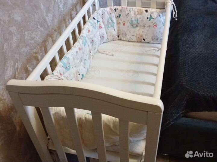 Детская кроватка с универсальным маятником