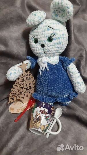 Вязаный заяц плюшеый игрушка ручной работы