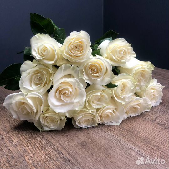 Доставка 46-10-00. 15 белых роз Mondial в ленту