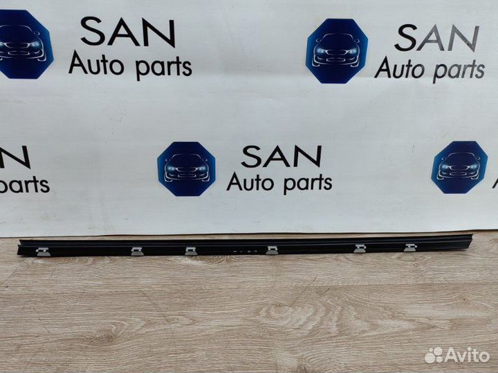 Бархотка стекла передняя правая Bmw X5 Рест E70