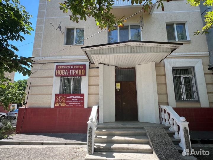 Адвокаты и юристы