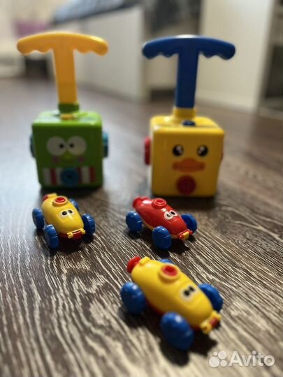 Надувная игрушка машинка с шариками