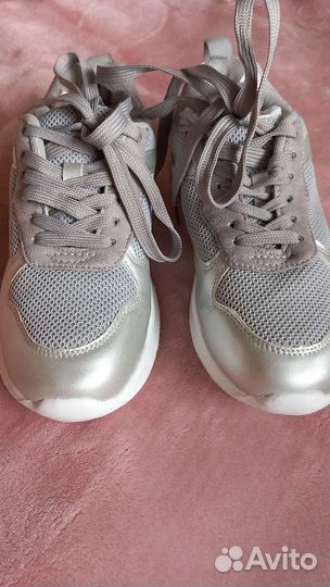 Серые кроссовки новые