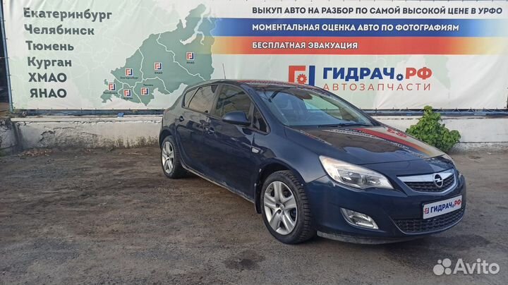 Интеркулер Opel Astra J 1302148