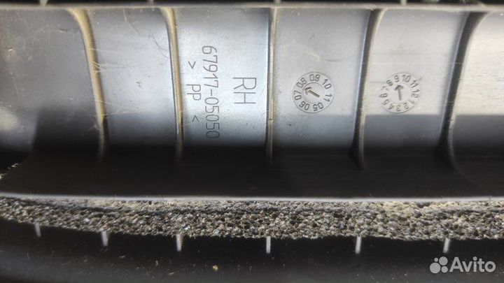 Накладка на порог салона задняя правая Toyota