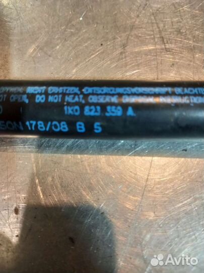 Амортизатор капота VW Jetta 5