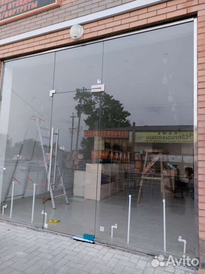 Безрамное остекление коммерческих объектов