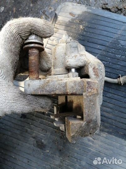 Суппорт передний левый Volkswagen Passat 3C2 BVY