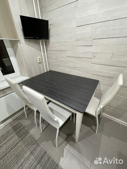 Стол и сиулья кухонные