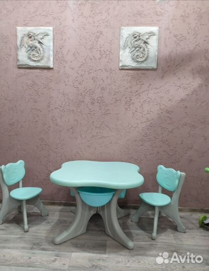 Продам комплект:детский столик, 2стульчика,стеллаж