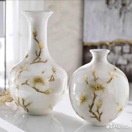 Ваза белая с магнолиями