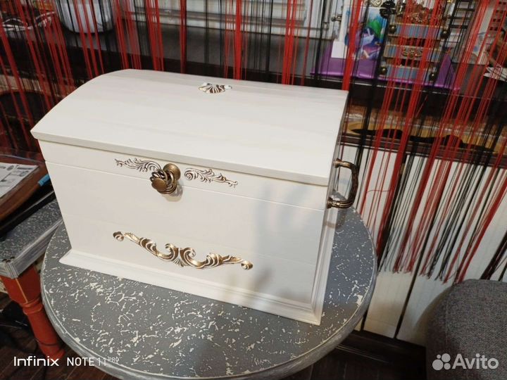 Хлебница в виде сундука