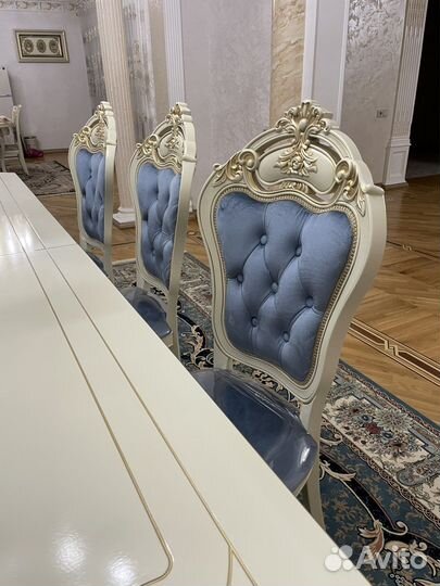 Стол и стулья