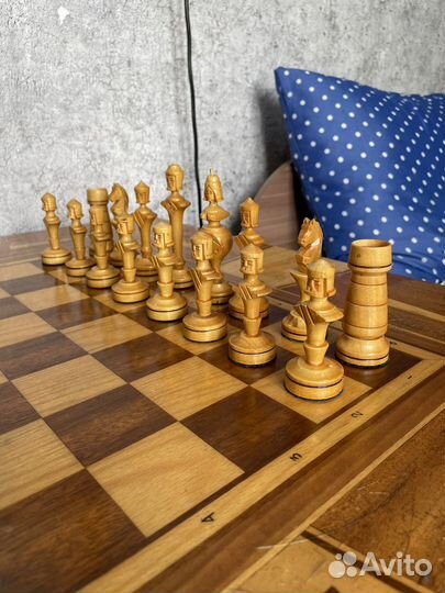 Шахматный стол с шахматами