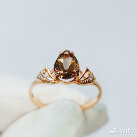Золотое кольцо с камнем 17р