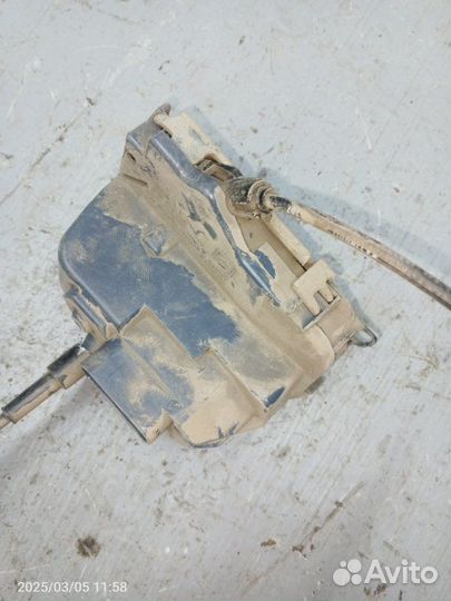 Замок двери задний левый Renault Megane K4M 2008