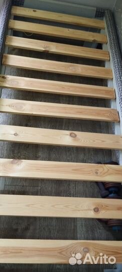 Кровать деревянная