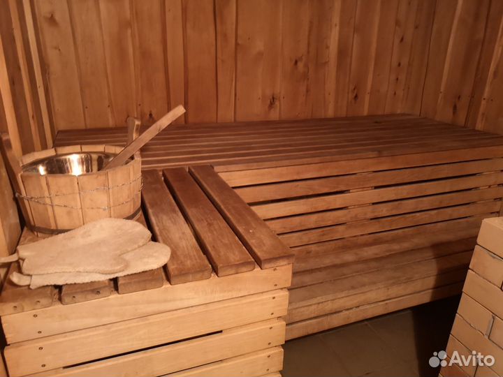 Срубовой дом с баней, беседкой на берегу пруда