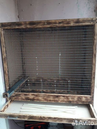 Вольер С птицей