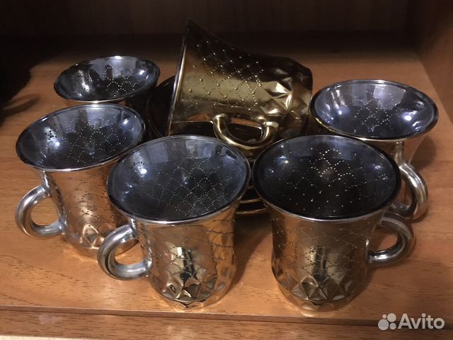 Кофейные чашки с блюдцами