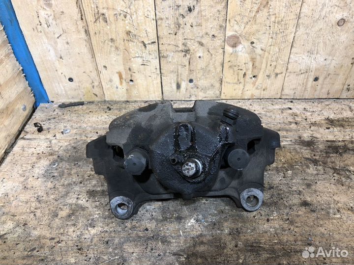 Суппорт передний правый Volkswagen Passat B6