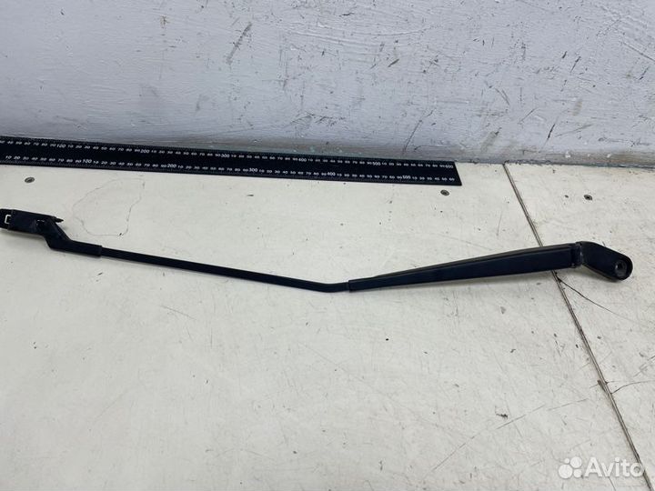 Поводок стеклоочистителя передний правый
