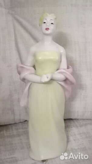 Фарфоровая статуэтка