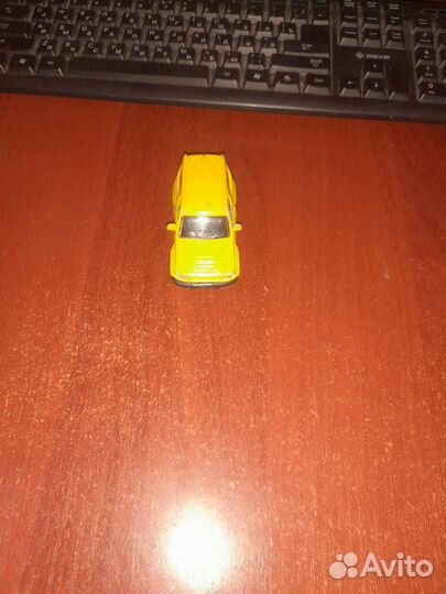 Жолтая машинка